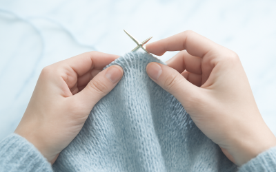 Quelle méthode utiliser pour réparer une maille tirée sur un pull ?