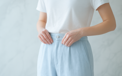 Comment limiter l’élargissement d’un pantalon au fil de la journée ?