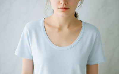 Quel t-shirt choisir pour allonger visuellement le buste ?