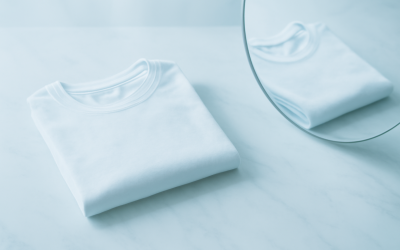 Quel t-shirt choisir pour camoufler discrètement des imperfections du buste ?