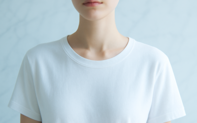 Quel t-shirt choisir pour un col dégagé sans serrer le buste ?