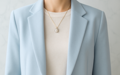 Que porter sur un pull simple pour le rendre plus moderne ?